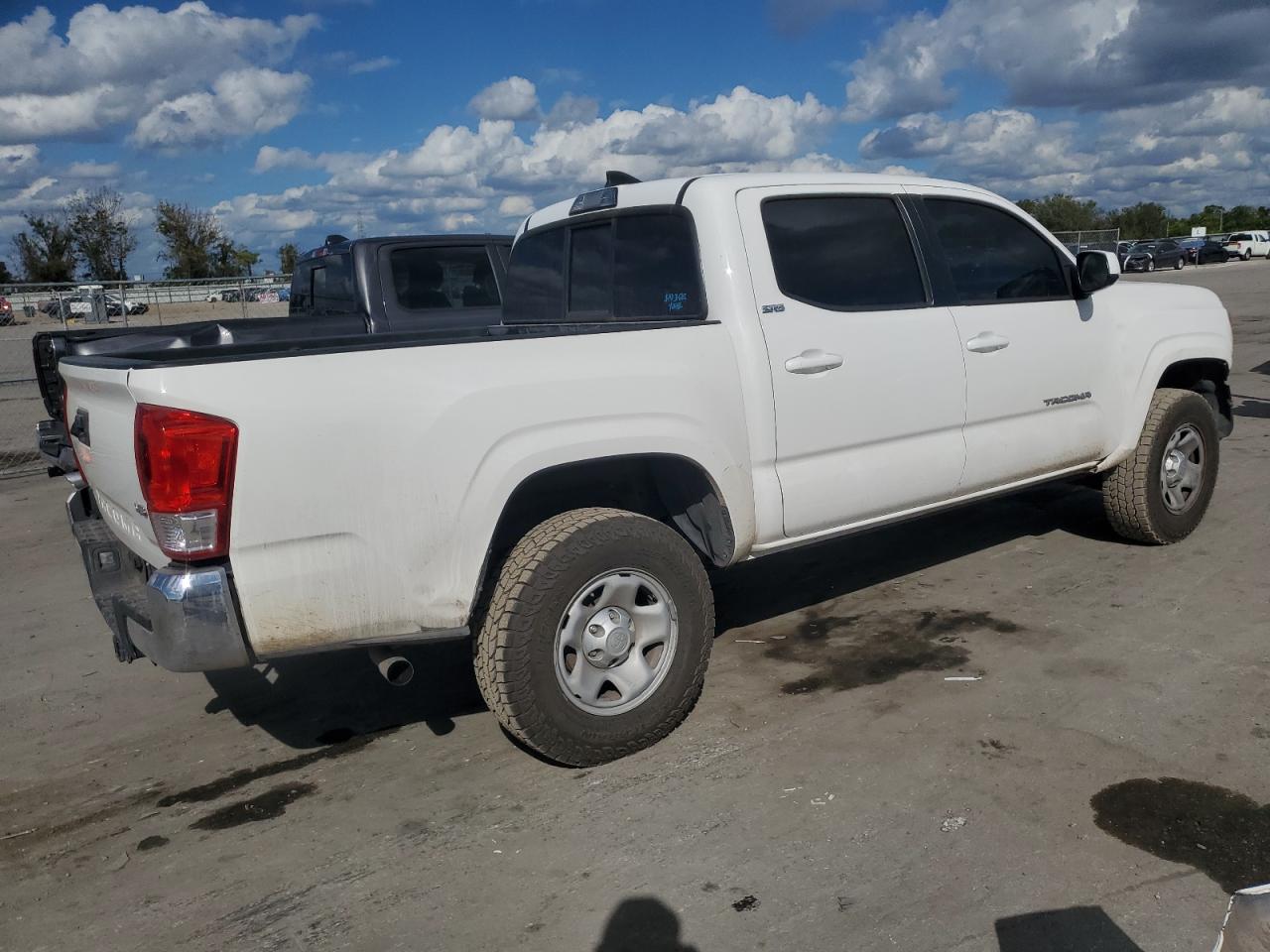 Obraz 3 z 2016 TOYOTA TACOMA DOUBLE CAB 2016 z VIN 3TMAZ5CN9GM015649