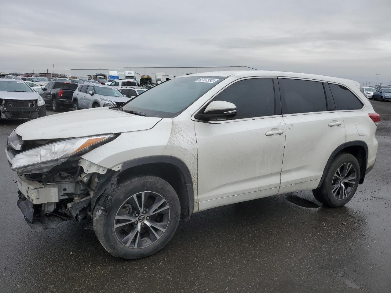 Изображение 1 2018 TOYOTA HIGHLANDER LE 2018 с VIN 5TDBZRFH9JS880484