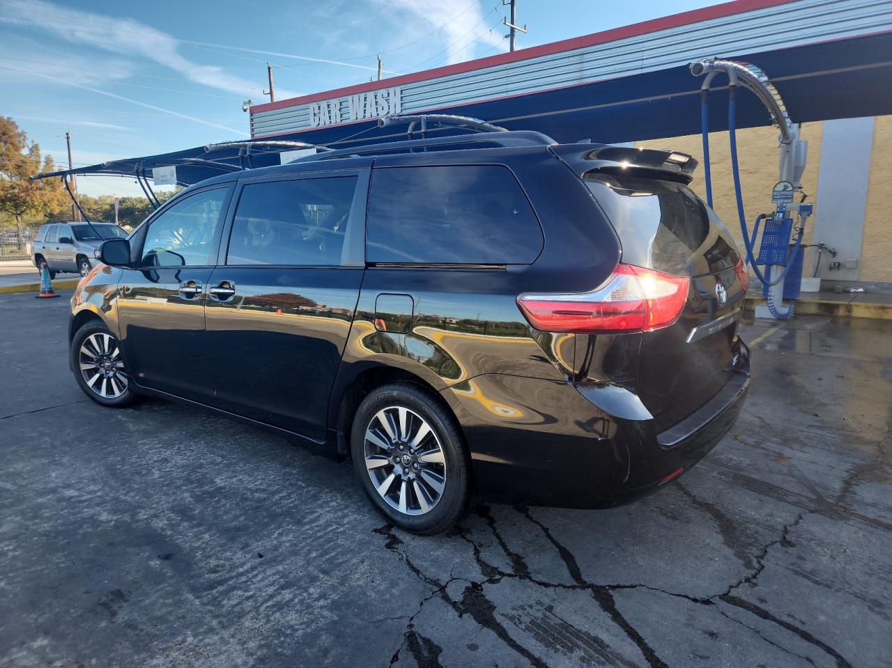 Image 3 of 2019 TOYOTA SIENNA XLE 2019 with VIN 5TDDZ3DC8KS223979