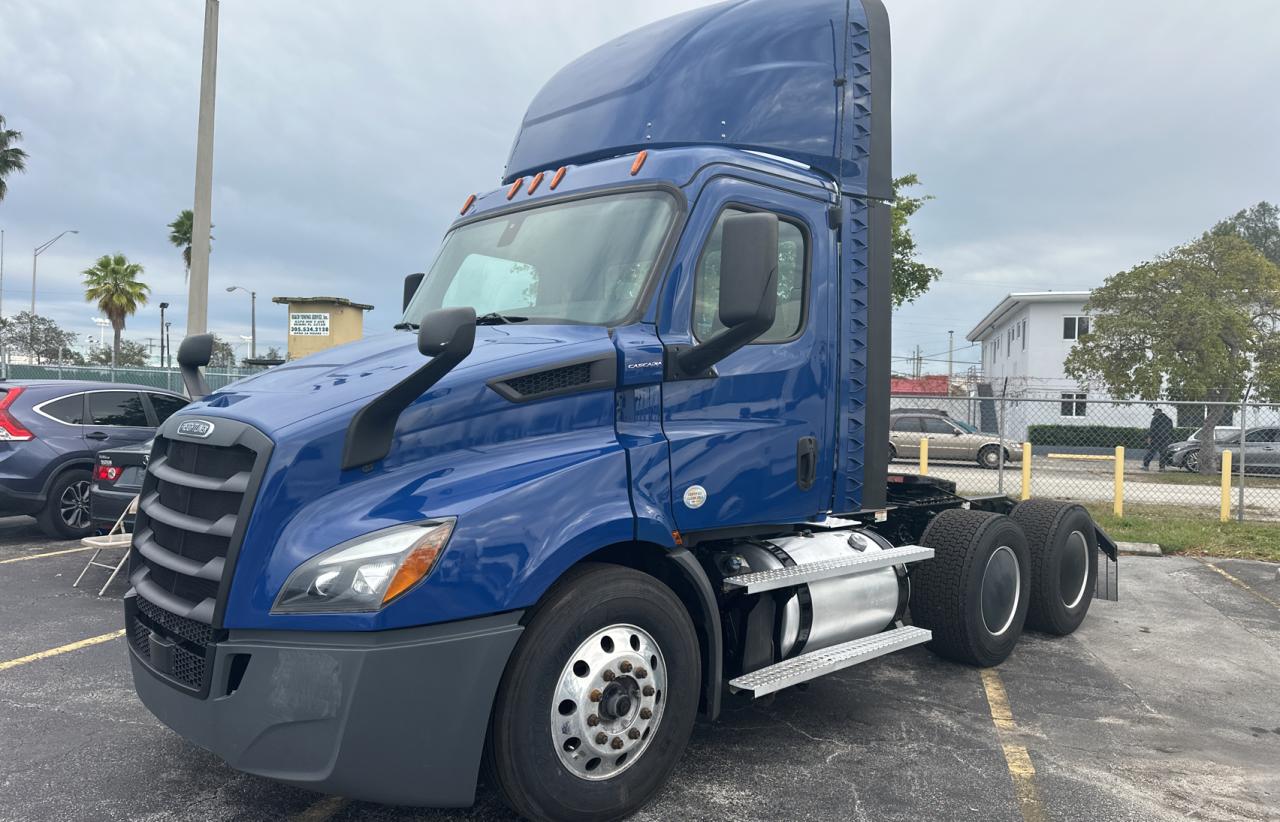 Image 2 of 2020 FREIGHTLINER CASCADIA 116  2020 with VIN 1FUJHTDV3LLKZ2324