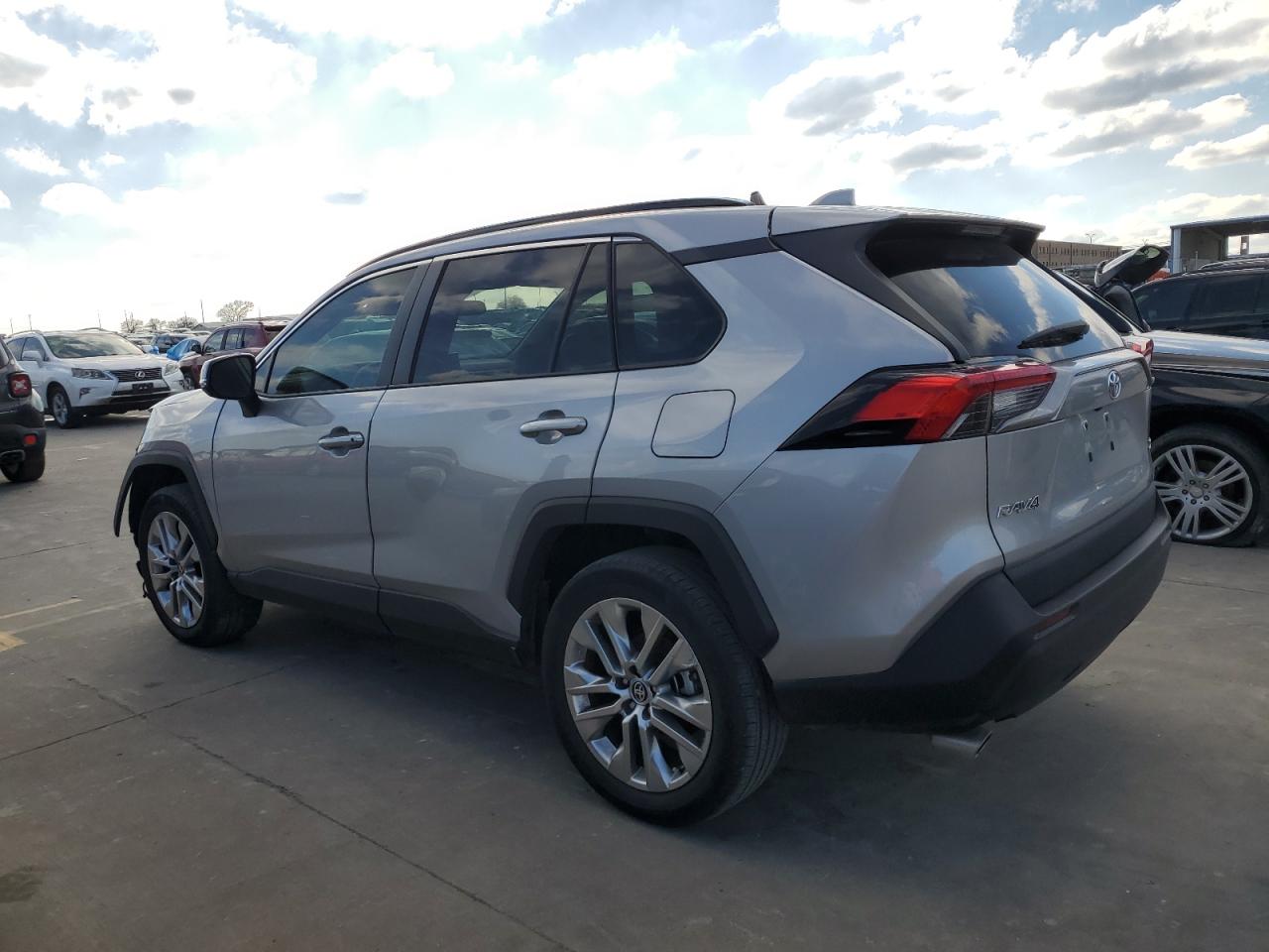 Изображение 2 2021 TOYOTA RAV4 XLE PREMIUM 2021 с VIN 2T3C1RFV5MC138282