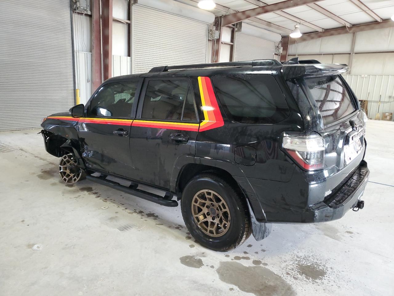 Изображение 2 2023 TOYOTA 4RUNNER 40TH ANNIVERSARY SE 2023 с VIN JTEUU5JR4P6112951