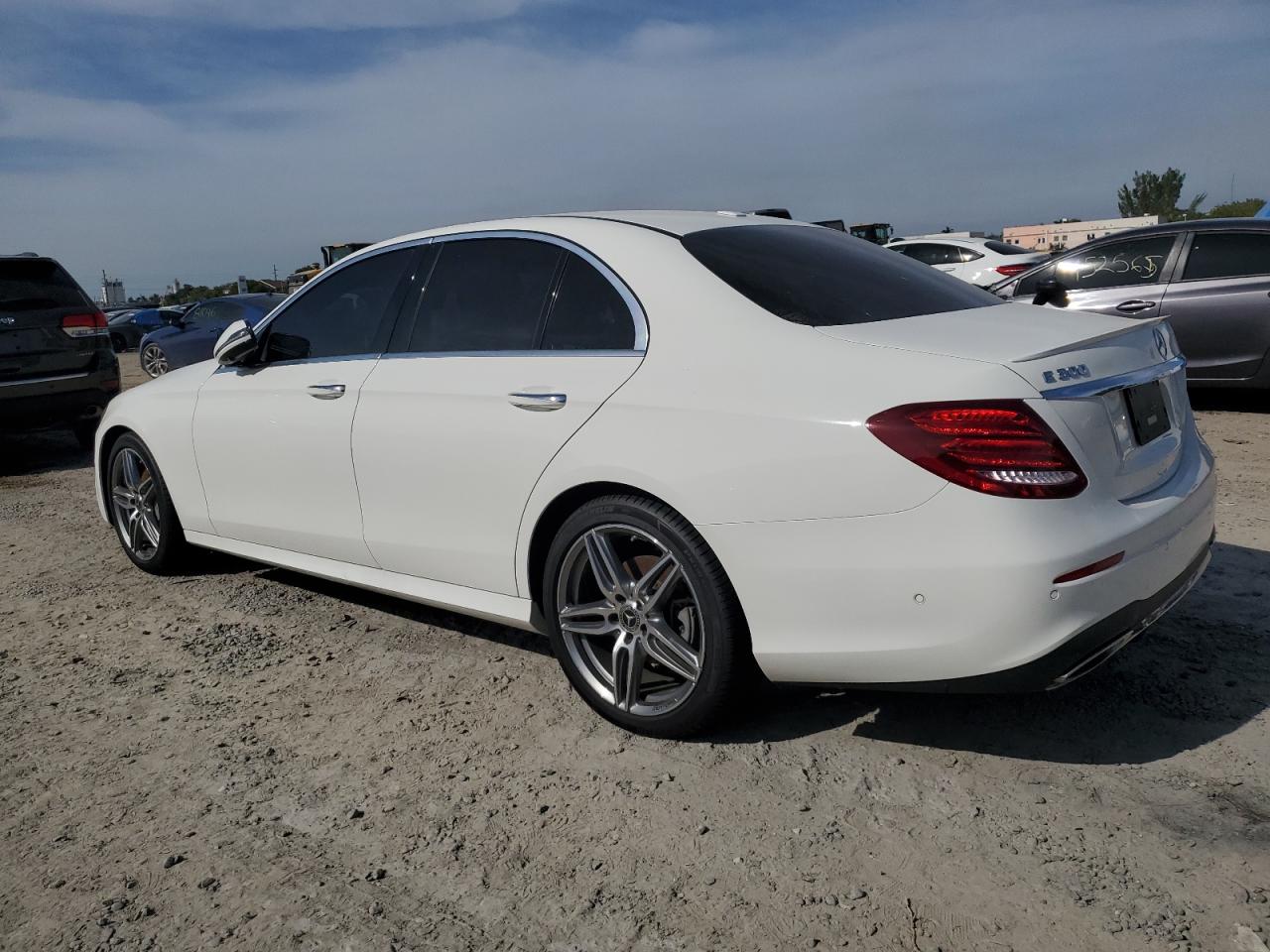 Obraz 2 z 2019 MERCEDES-BENZ E 300 2019 z VIN WDDZF4JB8KA584650