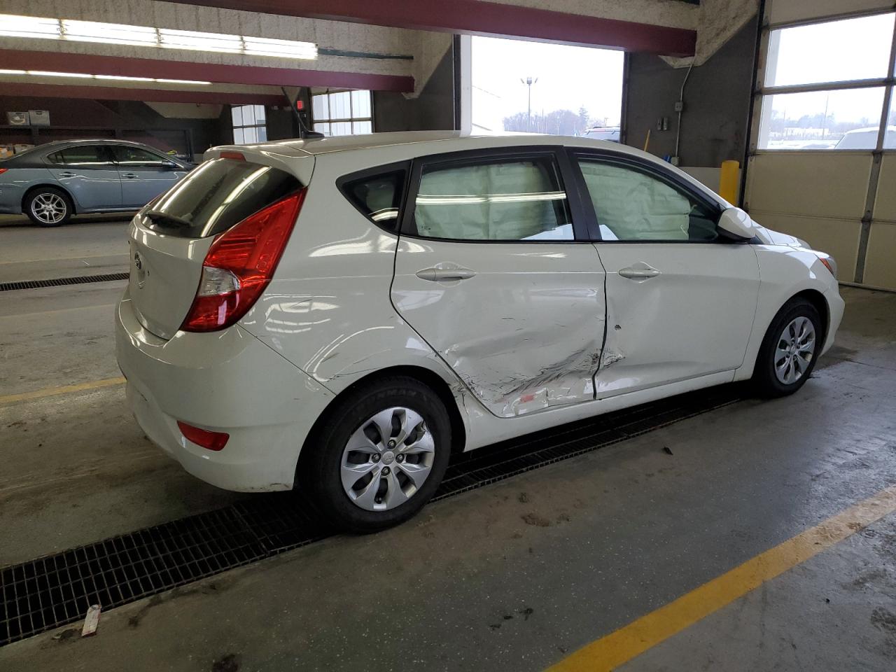 Изображение 3 2017 HYUNDAI ACCENT SE 2017 с VIN KMHCT5AE4HU356706