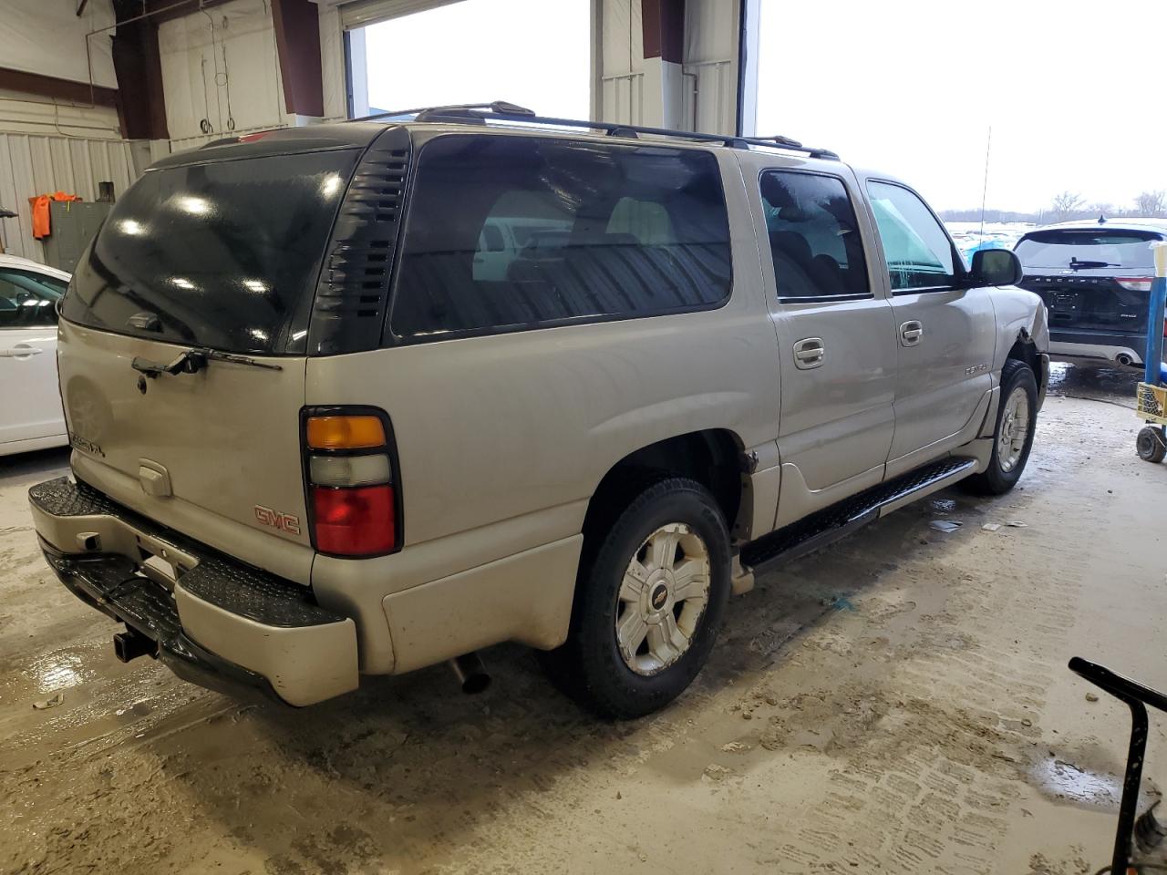 Image 3 of 2005 GMC YUKON XL DENALI 2005 with VIN 1GKFK66U35J248458