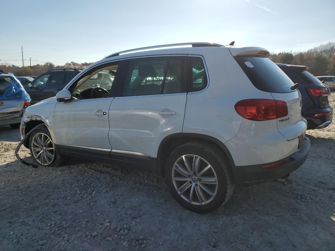 Изображение 2 2015 VOLKSWAGEN TIGUAN S 2015 с VIN WVGBV7AX6FW564008