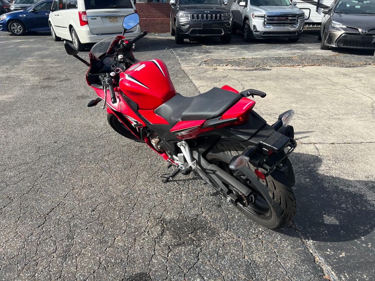 Image 3 of 2021 HONDA CBR300 R 2021 with VIN MLHNC5101M5700737