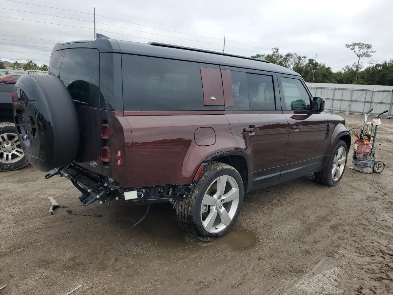 Image 3 of 2023 LAND ROVER DEFENDER 130 X-DYNAMIC SE 2023 with VIN SALE2FEU4P2241923