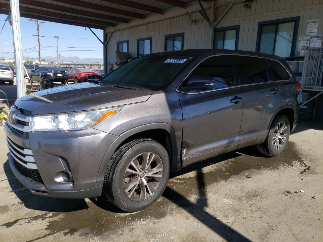 Image 1 of 2018 TOYOTA HIGHLANDER LE 2018 with VIN 5TDZZRFHXJS257194