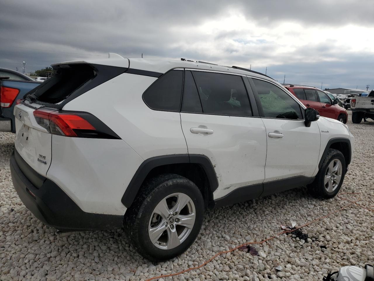 Image 3 of 2021 TOYOTA RAV4 XLE 2021 with VIN JTMR6RFV4MD014480