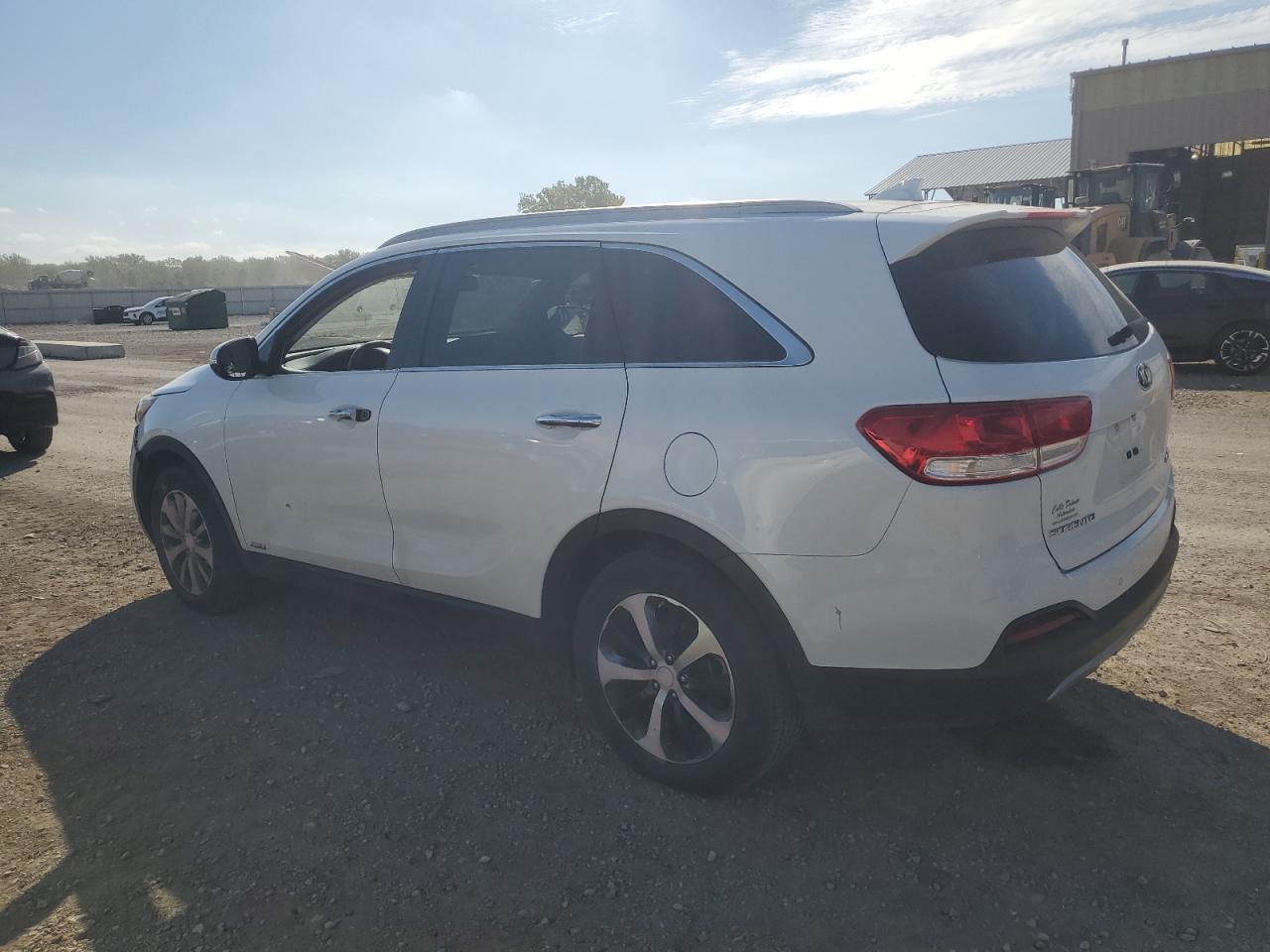 Изображение 2 2016 KIA SORENTO EX 2016 с VIN 5XYPHDA19GG015610