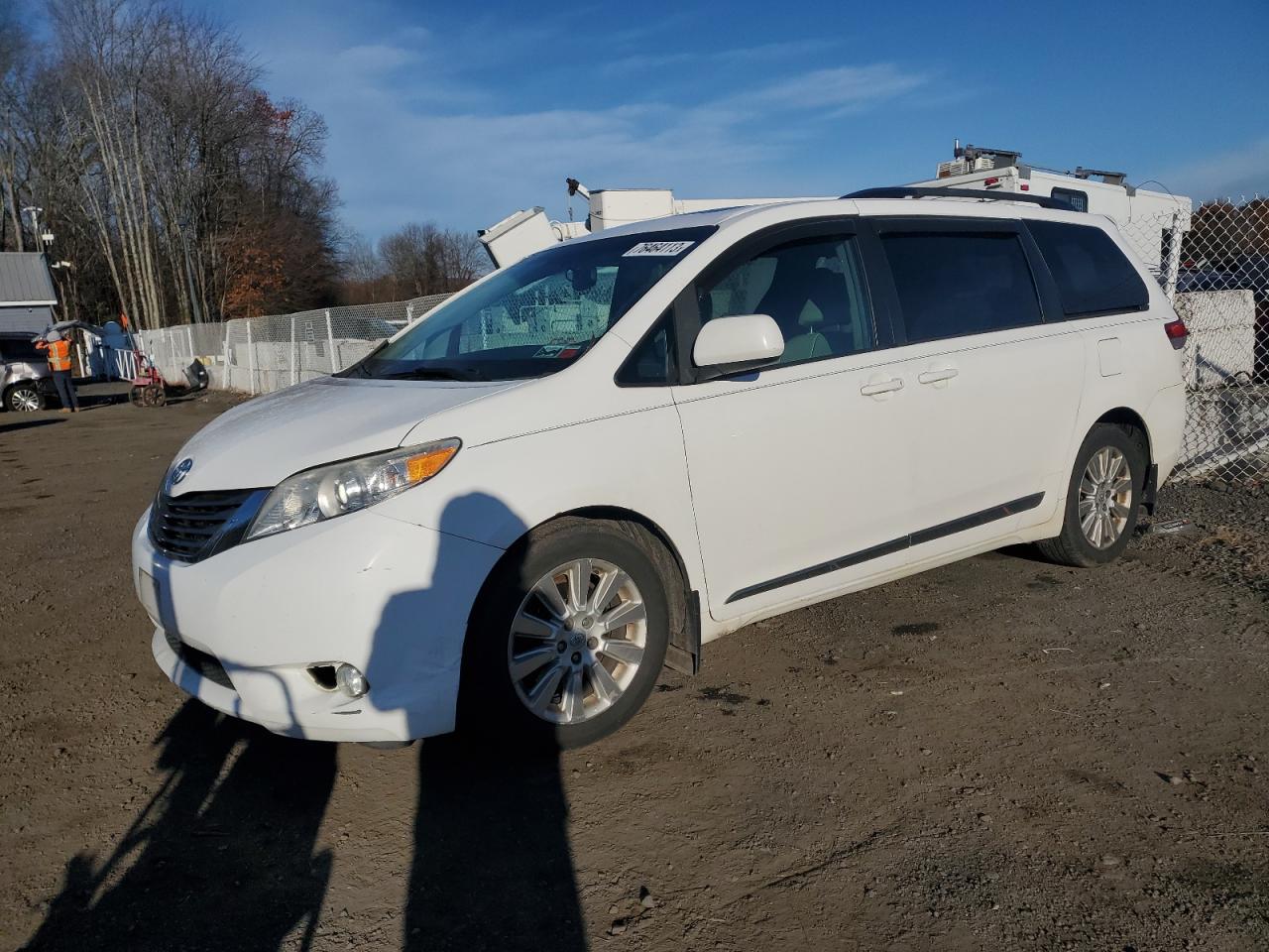 Image 1 of 2013 TOYOTA SIENNA XLE 2013 with VIN 5TDDK3DC9DS065501