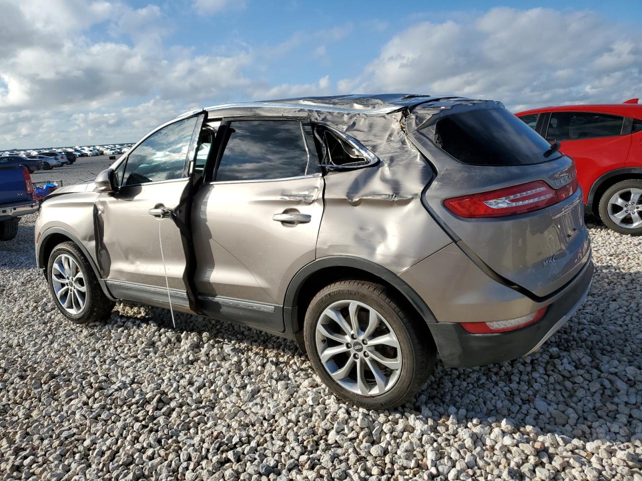 Image 2 of 2019 LINCOLN MKC SELECT 2019 with VIN 5LMCJ2C95KUL46601