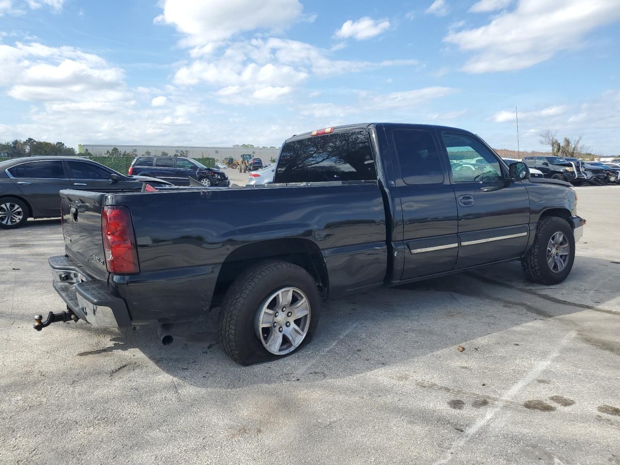 Image 3 of 2003 CHEVROLET SILVERADO C1500 2003 with VIN 2GCEC19T231281131
