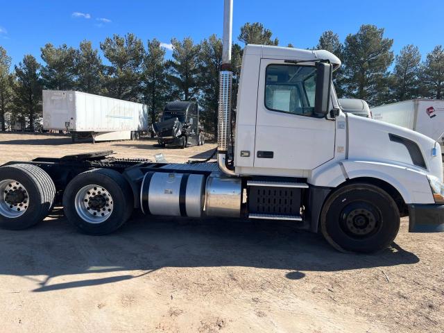 Image 3 of 2012 VOLVO VN VNL 2012 with VIN 4V4NC9EH4CN539734