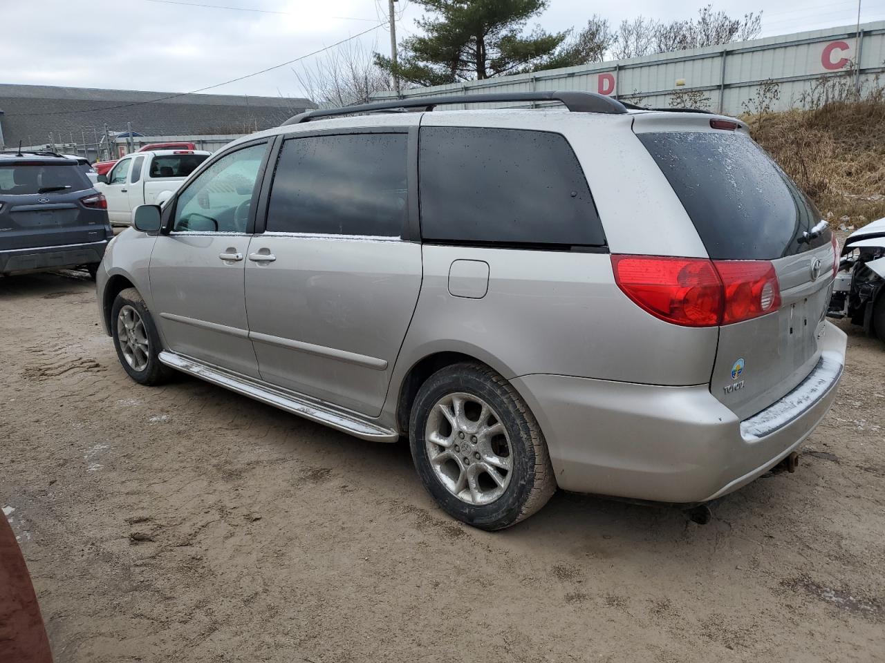 Image 2 of 2006 TOYOTA SIENNA XLE 2006 with VIN 5TDBA22C06S056762