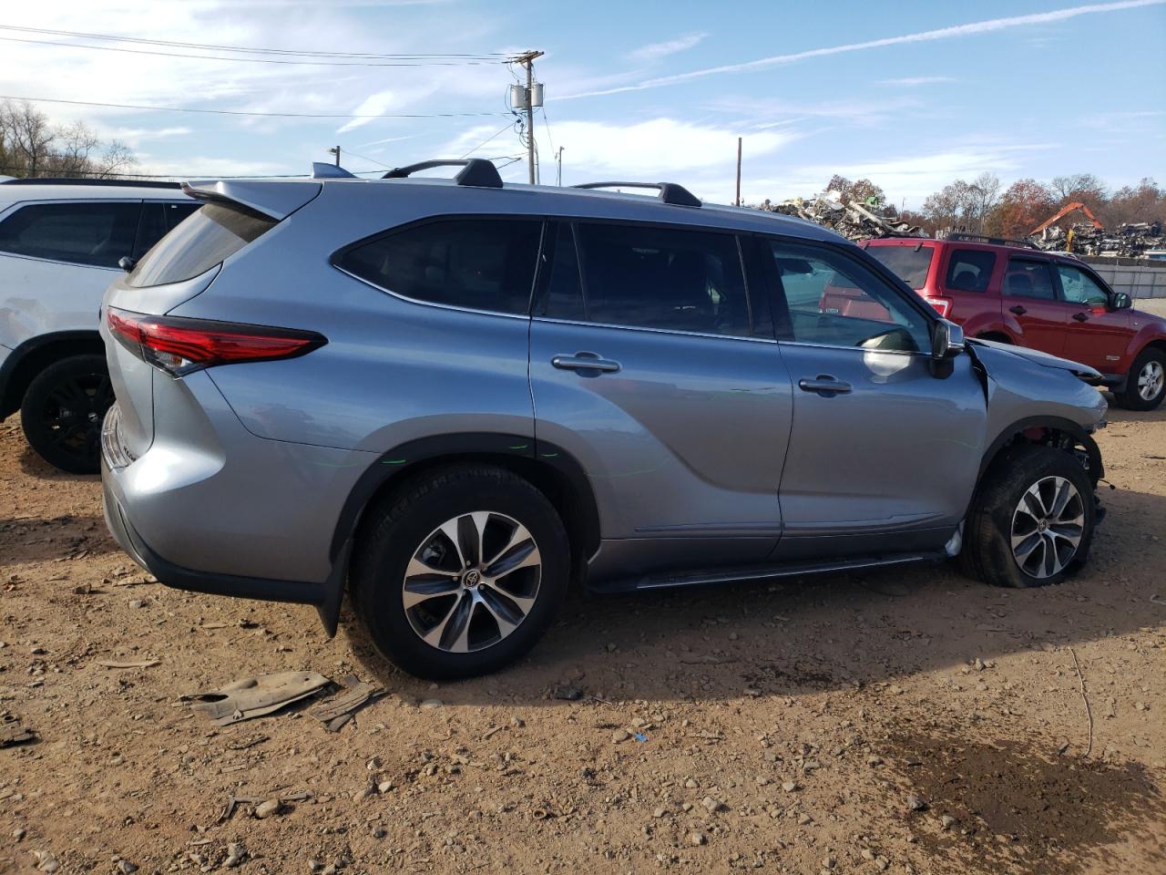Image 3 of 2022 TOYOTA HIGHLANDER XLE 2022 with VIN 5TDGZRBH7NS221174