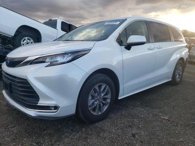 Image 1 of 2022 TOYOTA SIENNA XLE 2022 with VIN 5TDYSKFC7NS073171