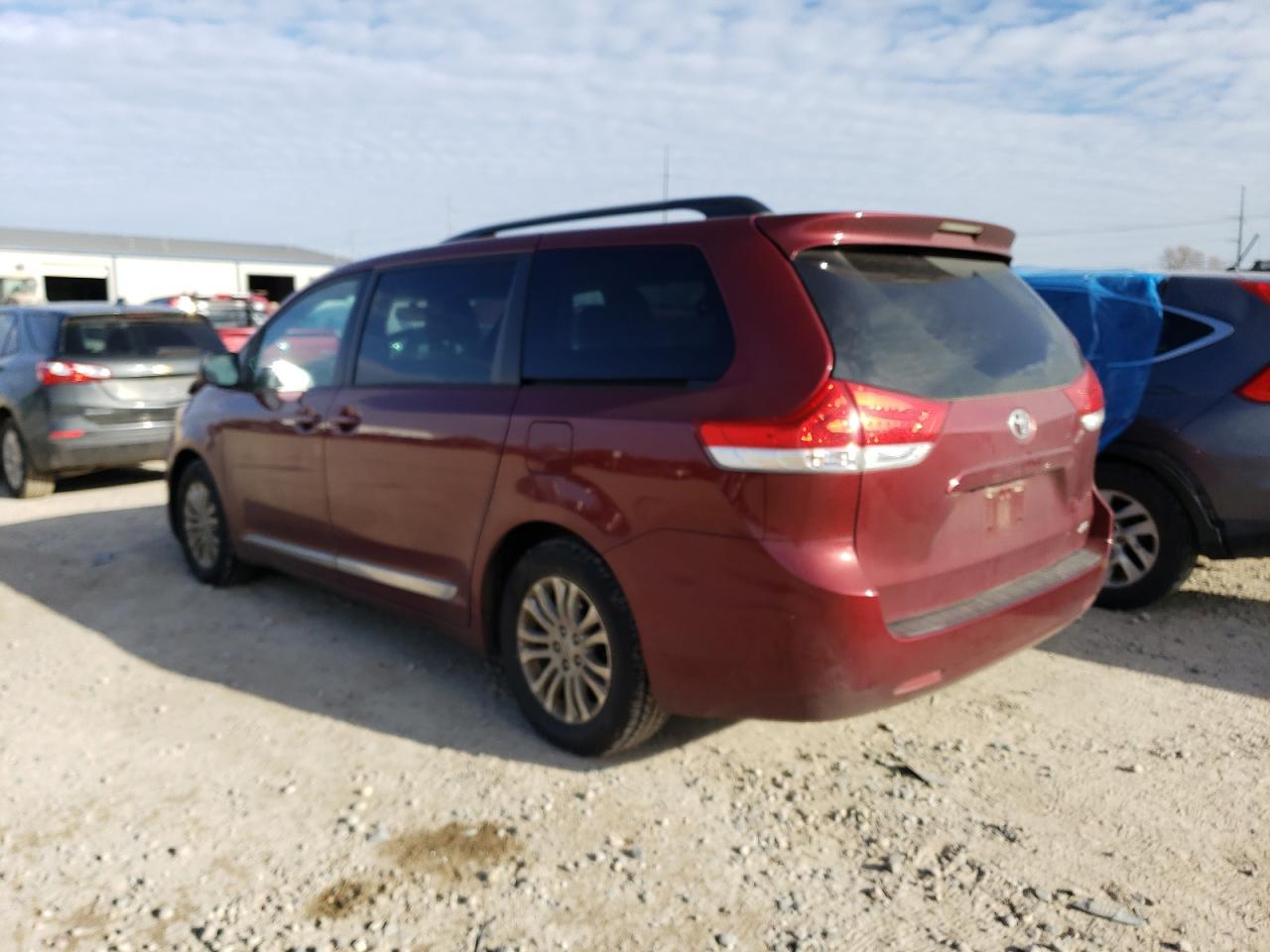 Изображение 2 2013 TOYOTA SIENNA XLE 2013 с VIN 5TDYK3DC2DS388709