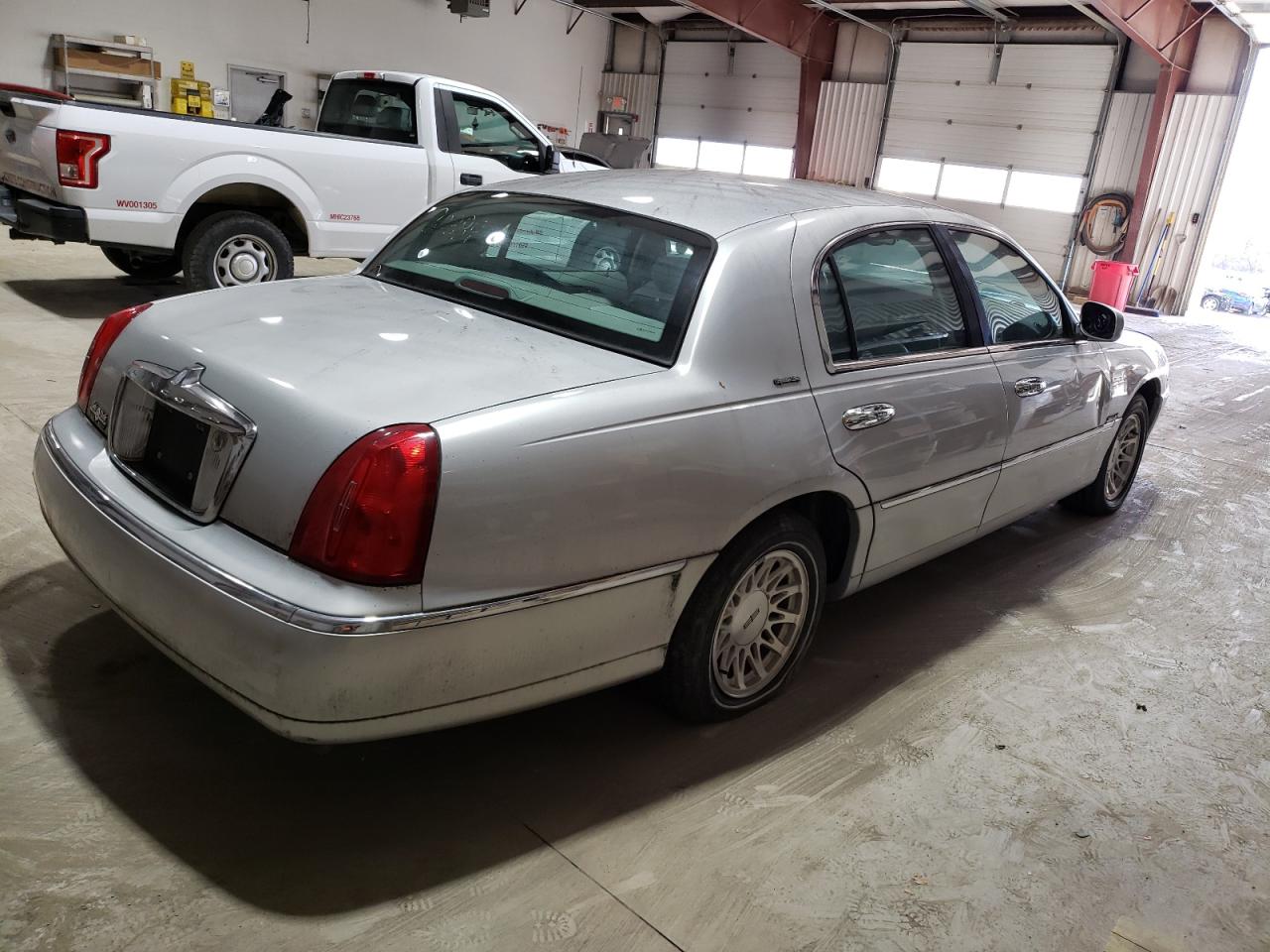 Image 3 of 1999 LINCOLN TOWN CAR SIGNATURE 1999 with VIN 1LNHM82W0XY617607