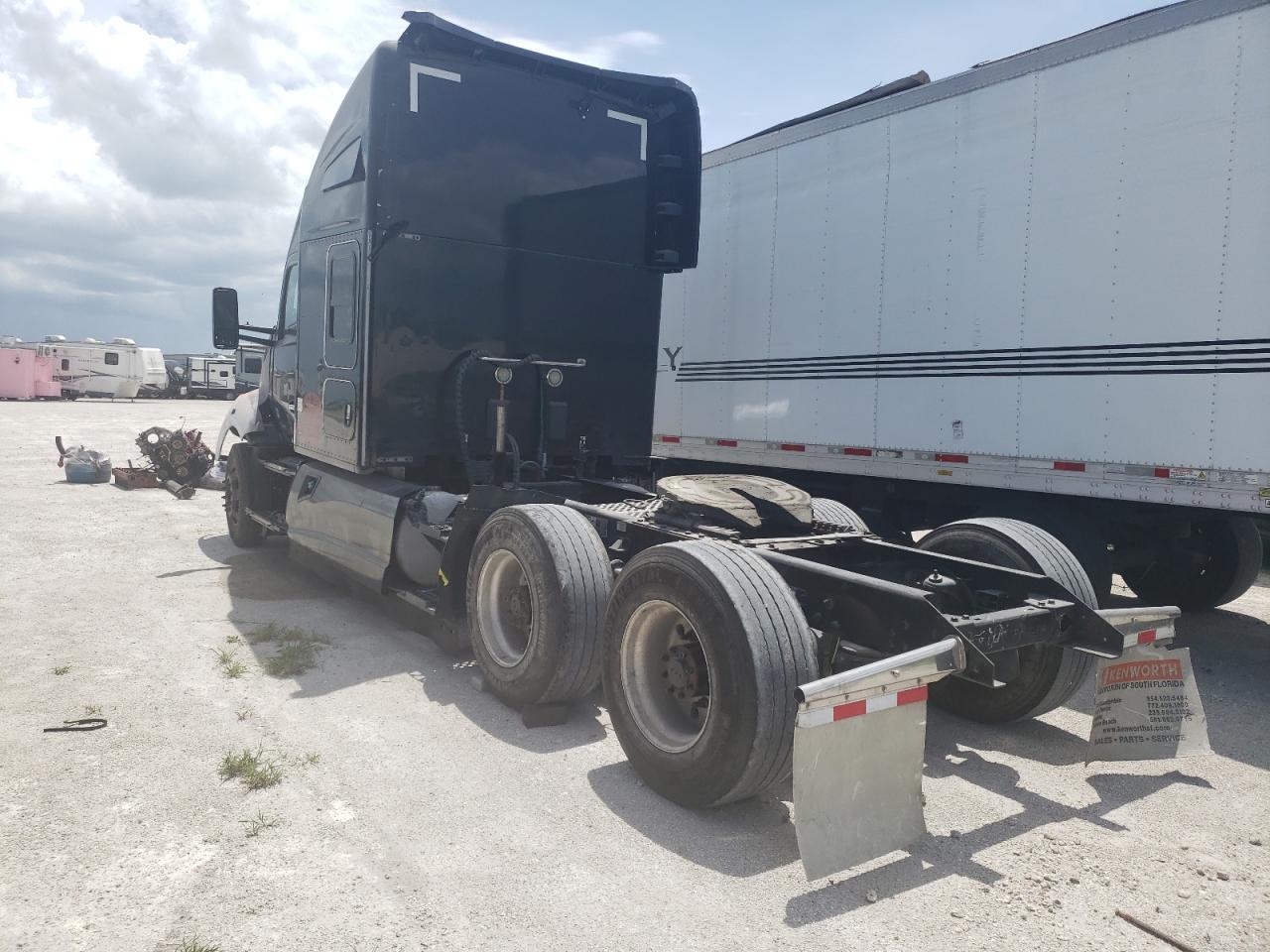 Image 3 of 2018 KENWORTH CONSTRUCTION T680 2018 with VIN 1XKYD49XXJJ200821