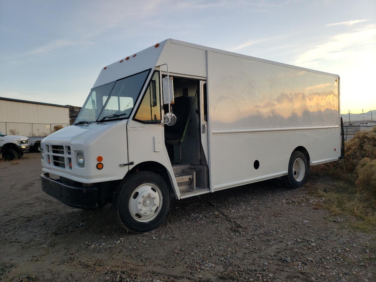 2007 FREIGHTLINER CHASSIS M LINE WALK-IN VAN 2007 image