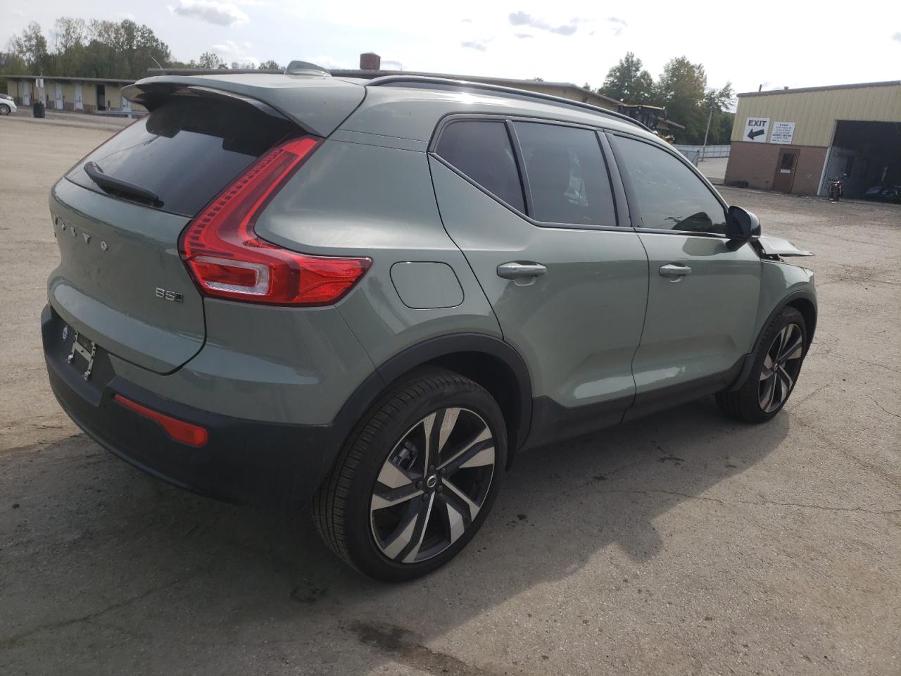 Изображение 3 2023 VOLVO XC40 PLUS 2023 с VIN YV4L12UW2P2025739