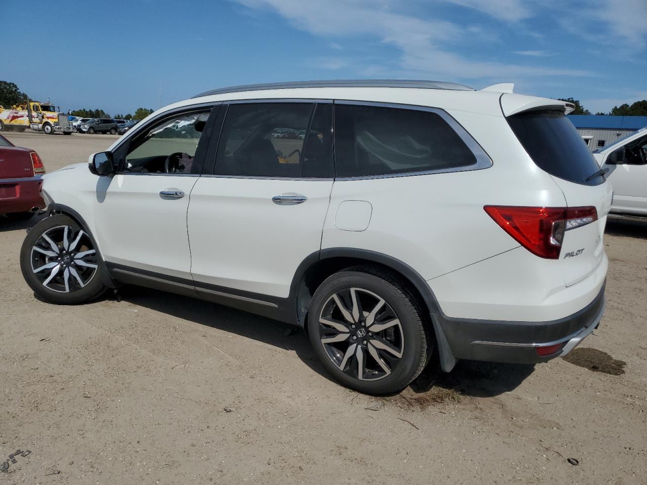 Image 2 of 2020 HONDA PILOT TOURING 2020 with VIN 5FNYF5H62LB011952