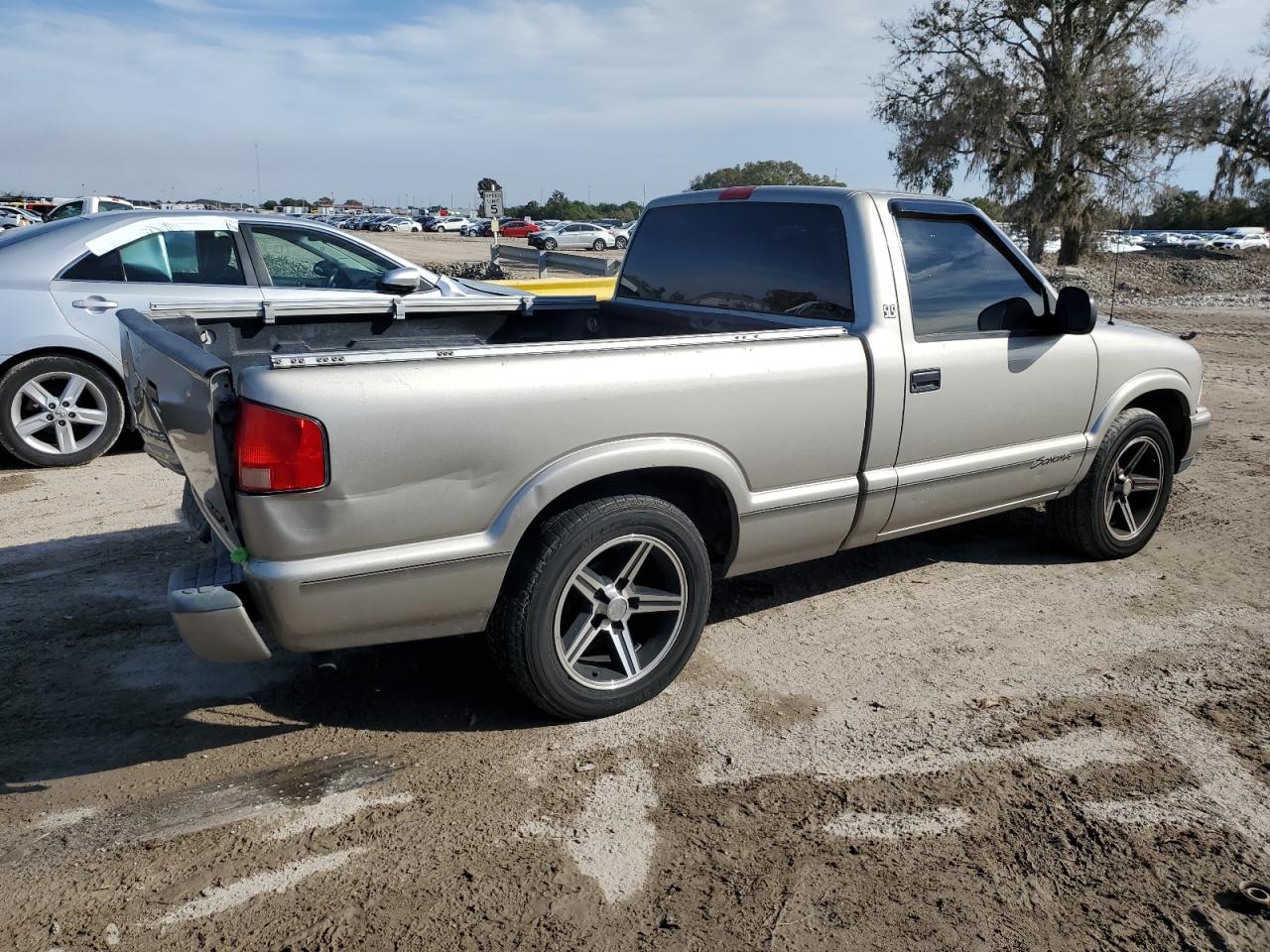 Изображение 3 1998 GMC SONOMA  1998 с VIN 1GTCS1446W8531336