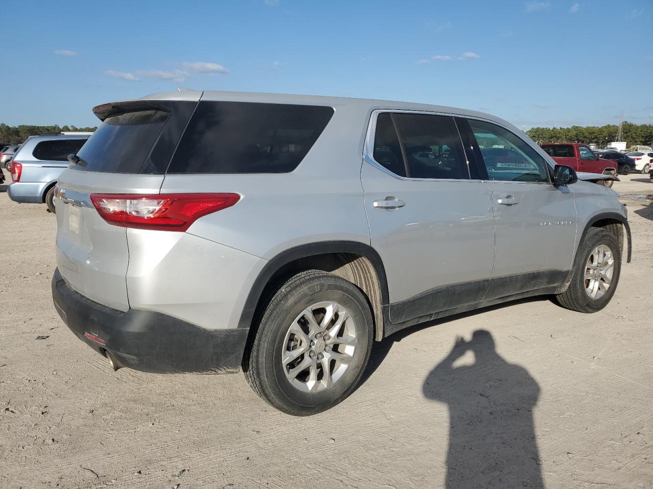 Изображение 3 2020 CHEVROLET TRAVERSE LS 2020 с VIN 1GNERFKWXLJ271718