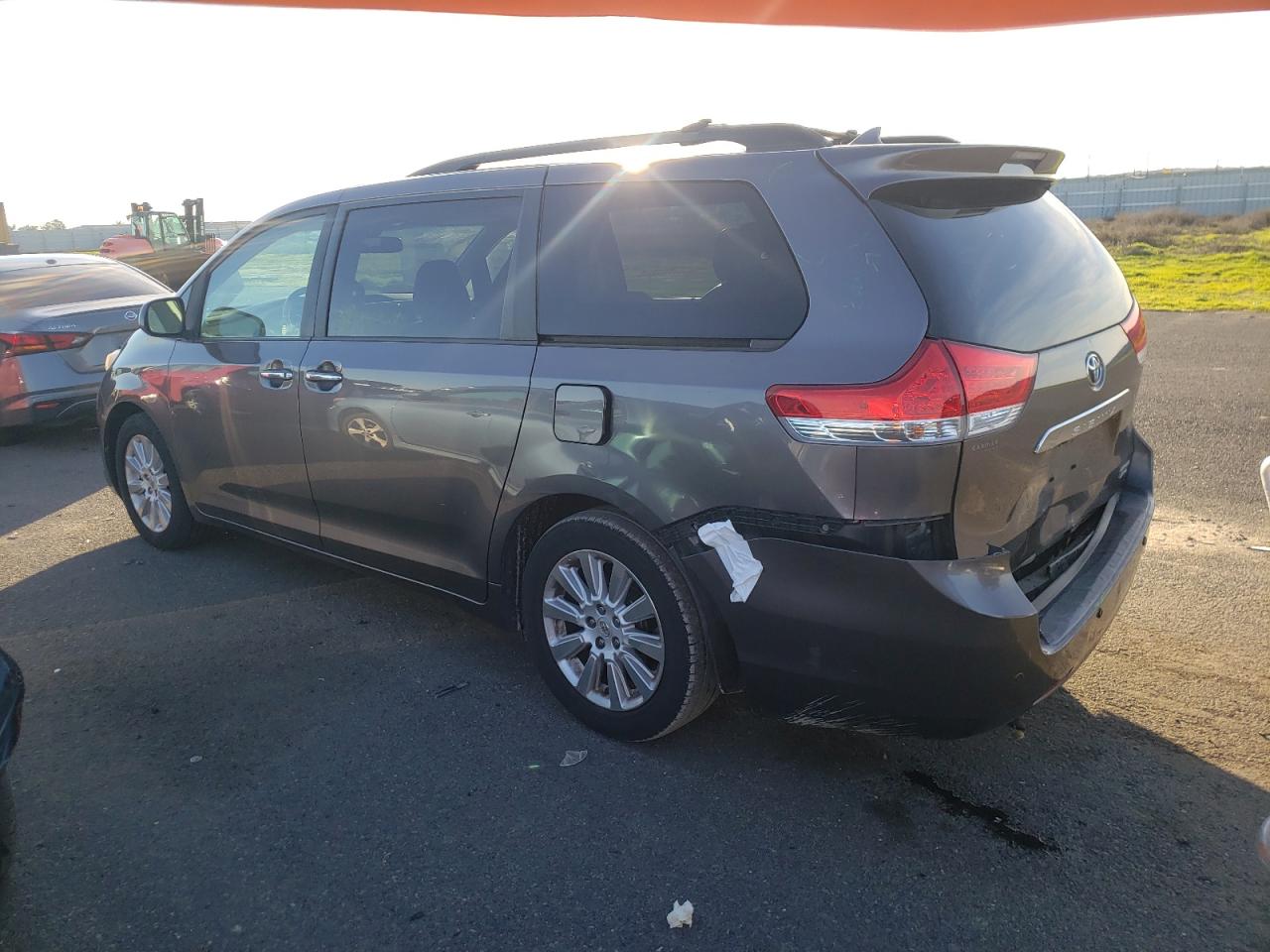 Изображение 2 2011 TOYOTA SIENNA XLE 2011 с VIN 5TDDK3DC1BS002924