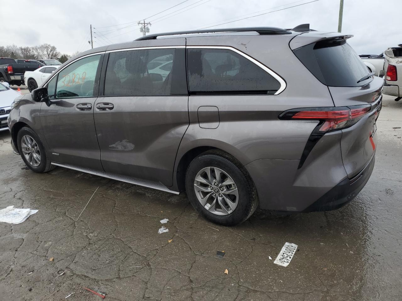 Obraz 2 z 2021 TOYOTA SIENNA LE 2021 z VIN 5TDKRKEC9MS061301