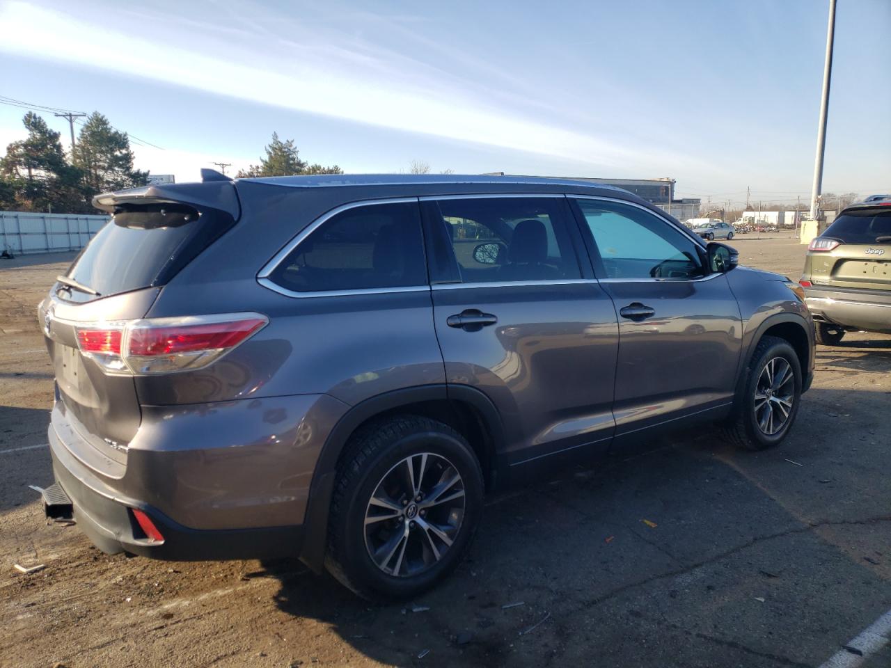 Image 3 of 2016 TOYOTA HIGHLANDER XLE 2016 with VIN 5TDJKRFH1GS503088