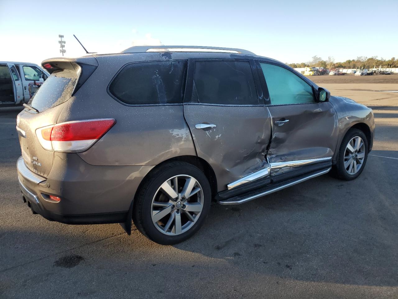 Image 3 of 2014 NISSAN PATHFINDER S 2014 with VIN 5N1AR2MM1EC607187