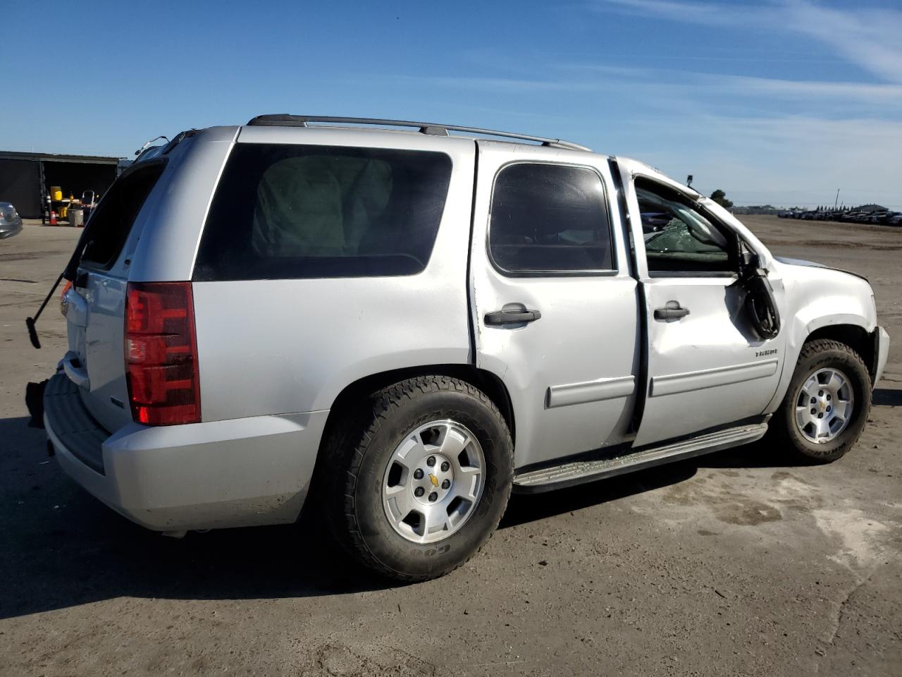 Image 3 of 2010 CHEVROLET TAHOE C1500  LS 2010 with VIN 1GNUCAE03AR132343