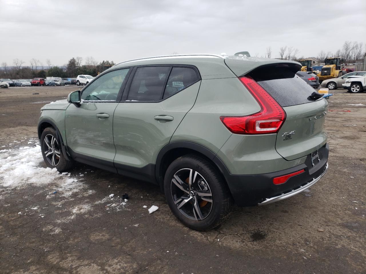 Изображение 2 2023 VOLVO XC40 CORE 2023 с VIN YV4L12UV7P2059389