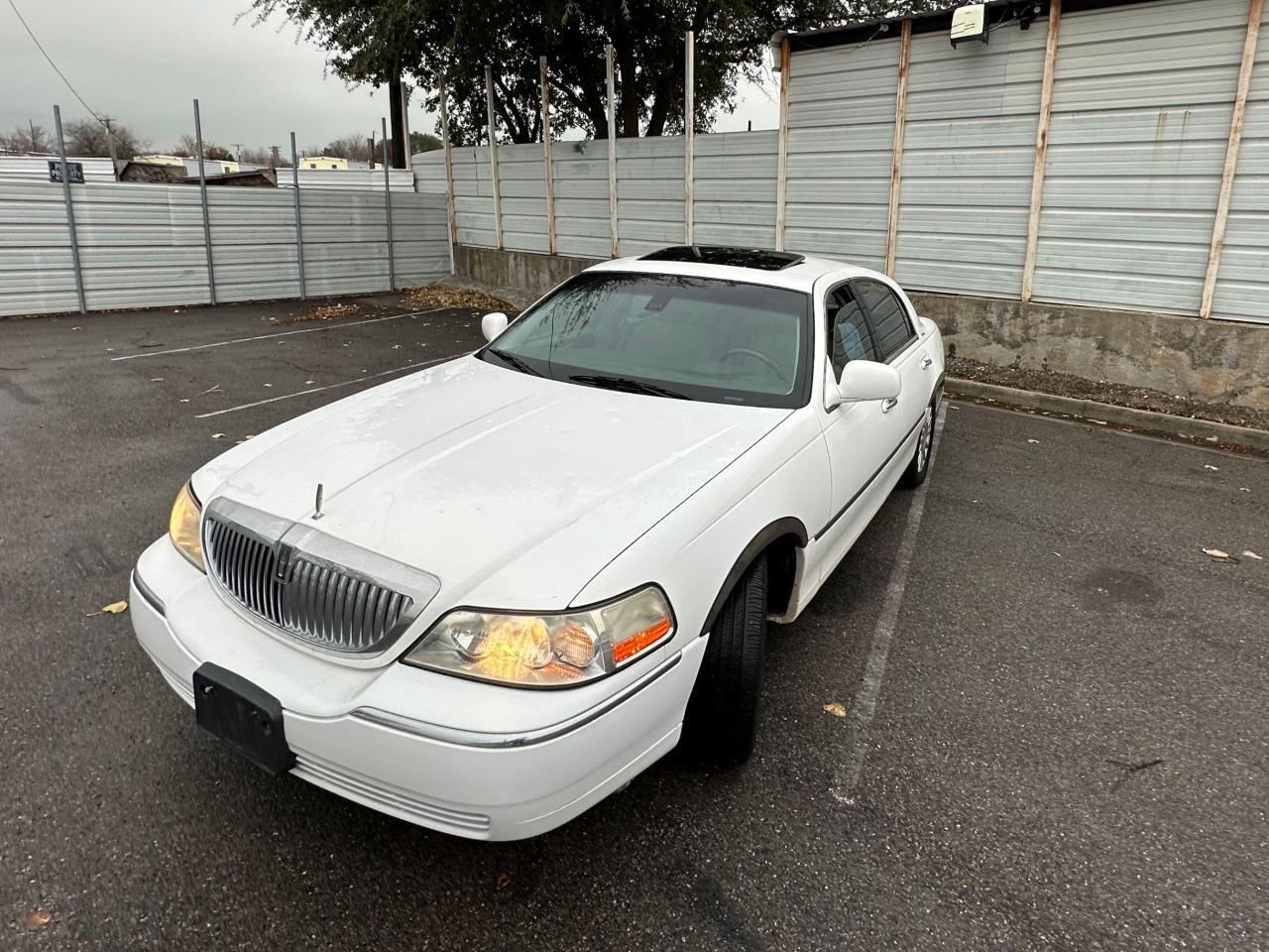 Image 2 of 2003 LINCOLN TOWN CAR SIGNATURE 2003 with VIN 1LNHM82W13Y666759