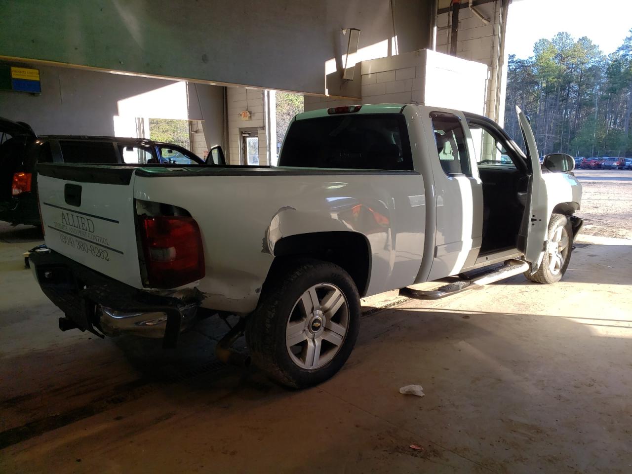Image 3 of 2008 CHEVROLET SILVERADO C1500 2008 with VIN 2GCEC19J481244023
