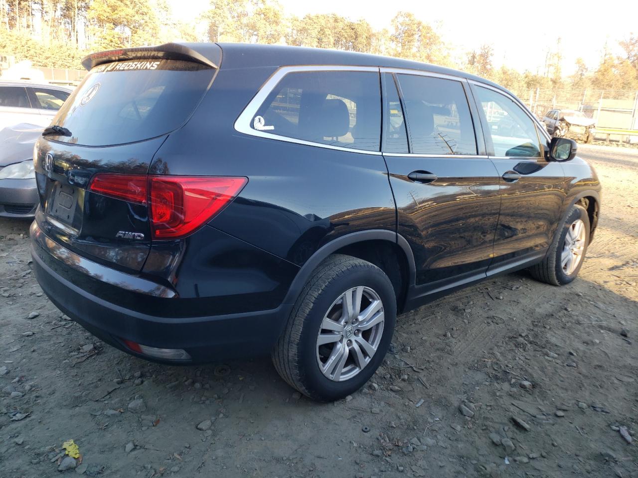 Obraz 3 z 2017 HONDA PILOT LX 2017 z VIN 5FNYF6H14HB041665