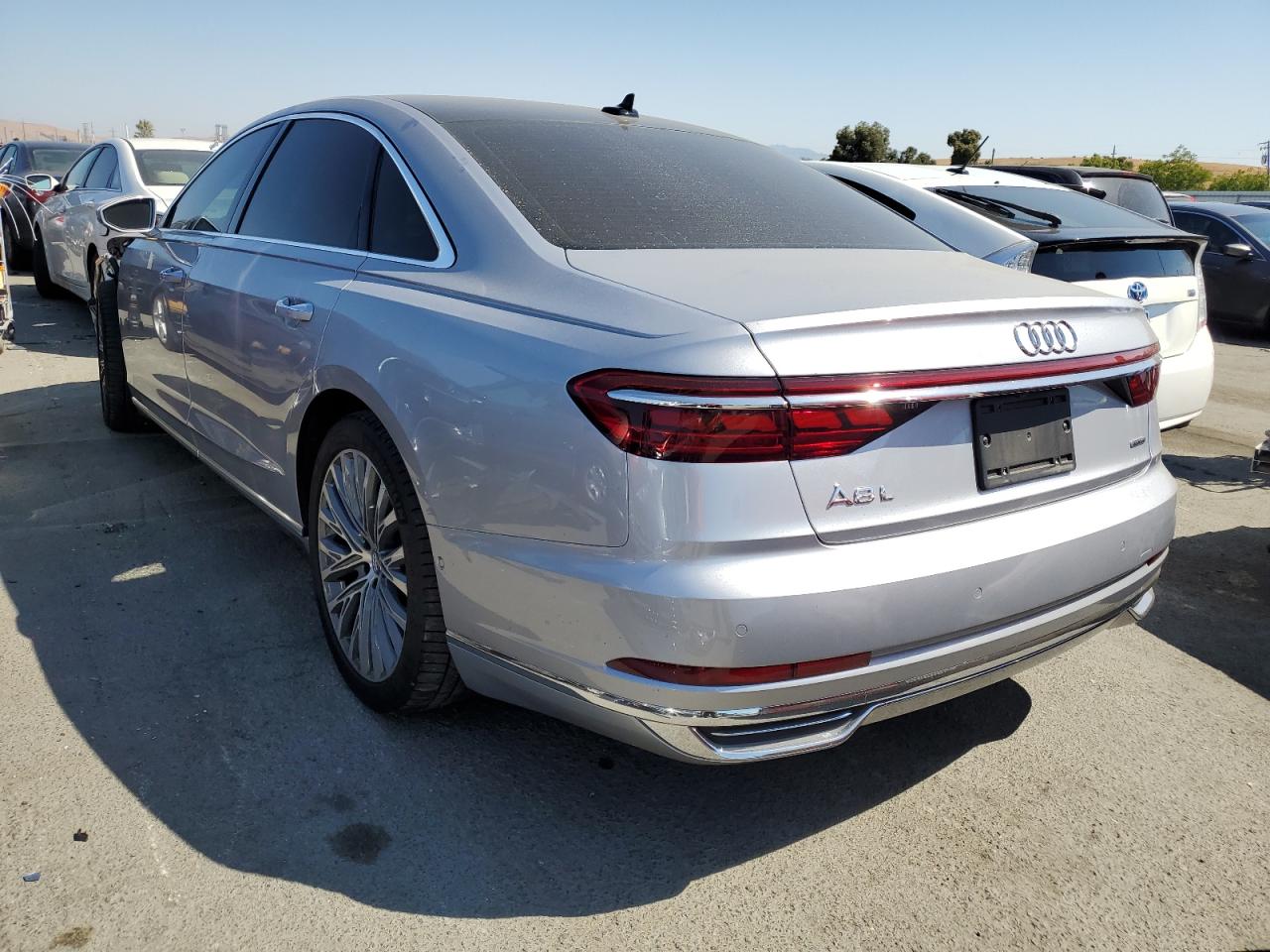 Obraz 2 z 2019 AUDI A8 L 2019 z VIN WAU8DAF83KN008803