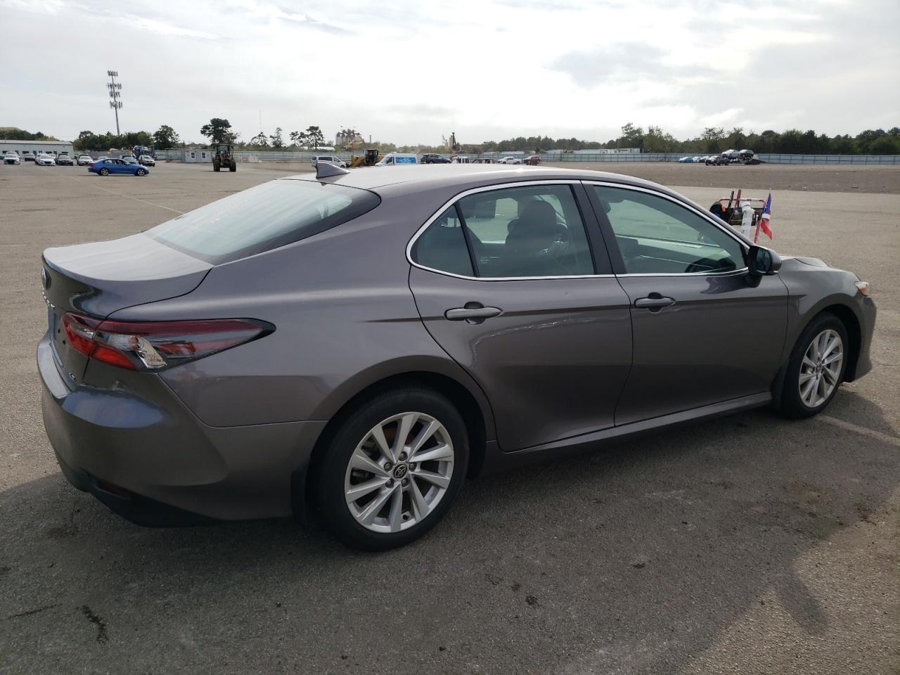 Изображение 3 2021 TOYOTA CAMRY LE 2021 с VIN 4T1R11AKXMU580622