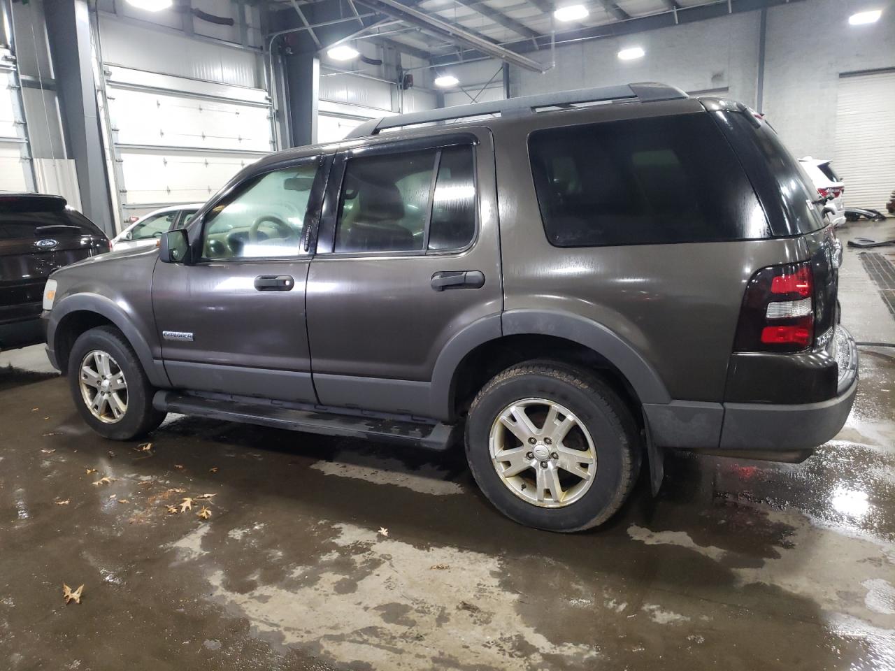 Изображение 2 2006 FORD EXPLORER XLT 2006 с VIN 1FMEU73E26ZA04268