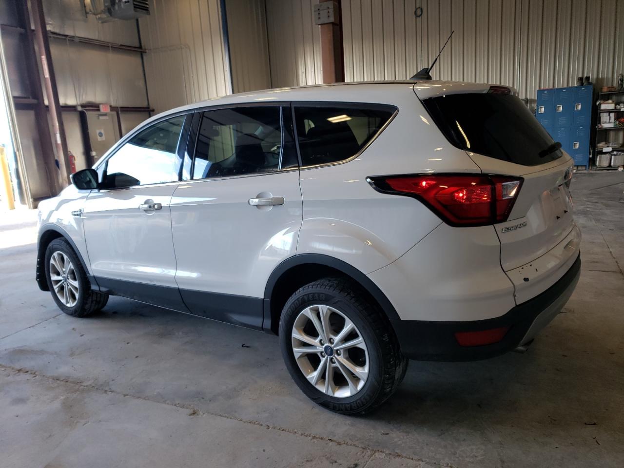 Изображение 2 2019 FORD ESCAPE SE 2019 с VIN 1FMCU9GD9KUC34319