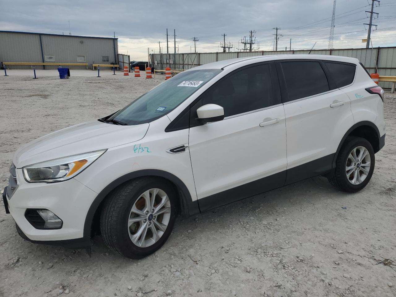Image 1 of 2017 FORD ESCAPE SE 2017 with VIN 1FMCU0GD9HUE07289