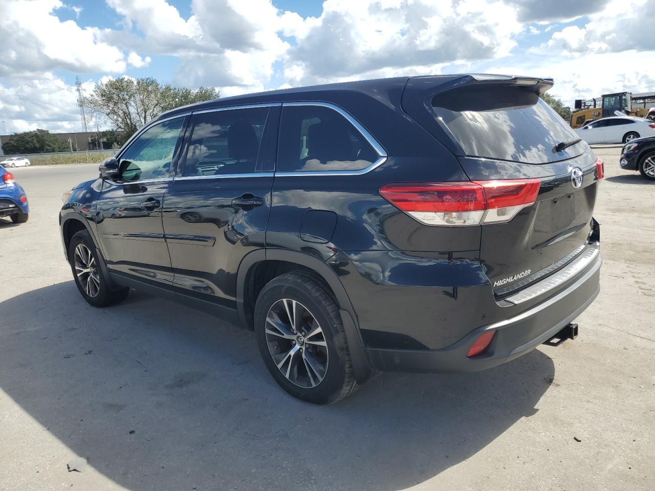 Image 2 of Toyota Highlander Le 2019 with VIN 5TDBZRFH8KS970694
