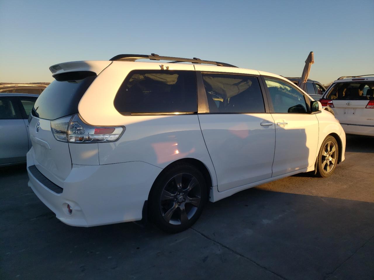 Image 3 of 2016 TOYOTA SIENNA SE 2016 with VIN 5TDXK3DC3GS736999