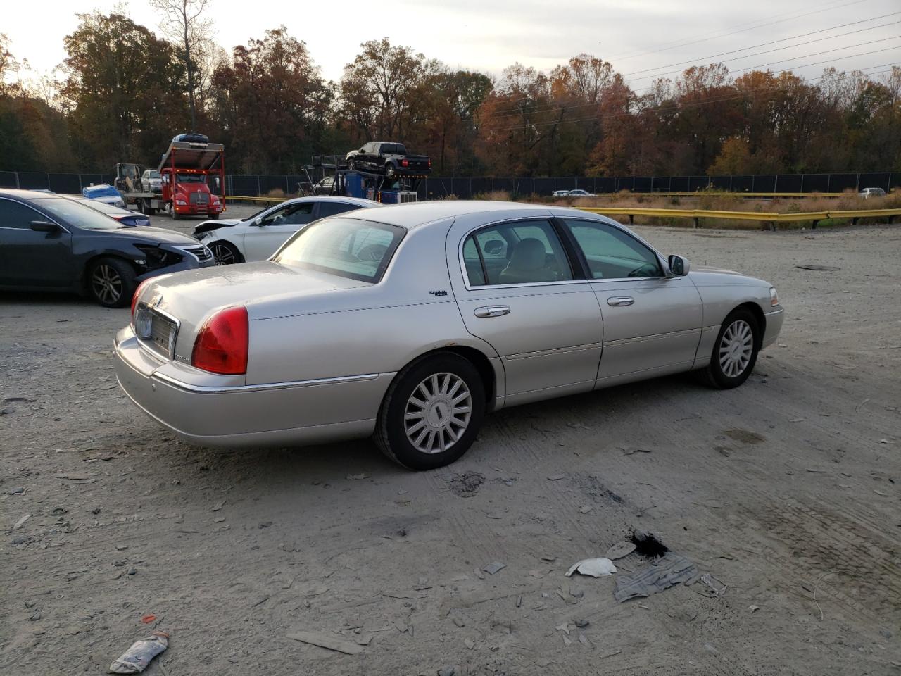 Image 3 of 2005 LINCOLN TOWN CAR SIGNATURE LIMITED 2005 with VIN 1LNHM82W55Y643598