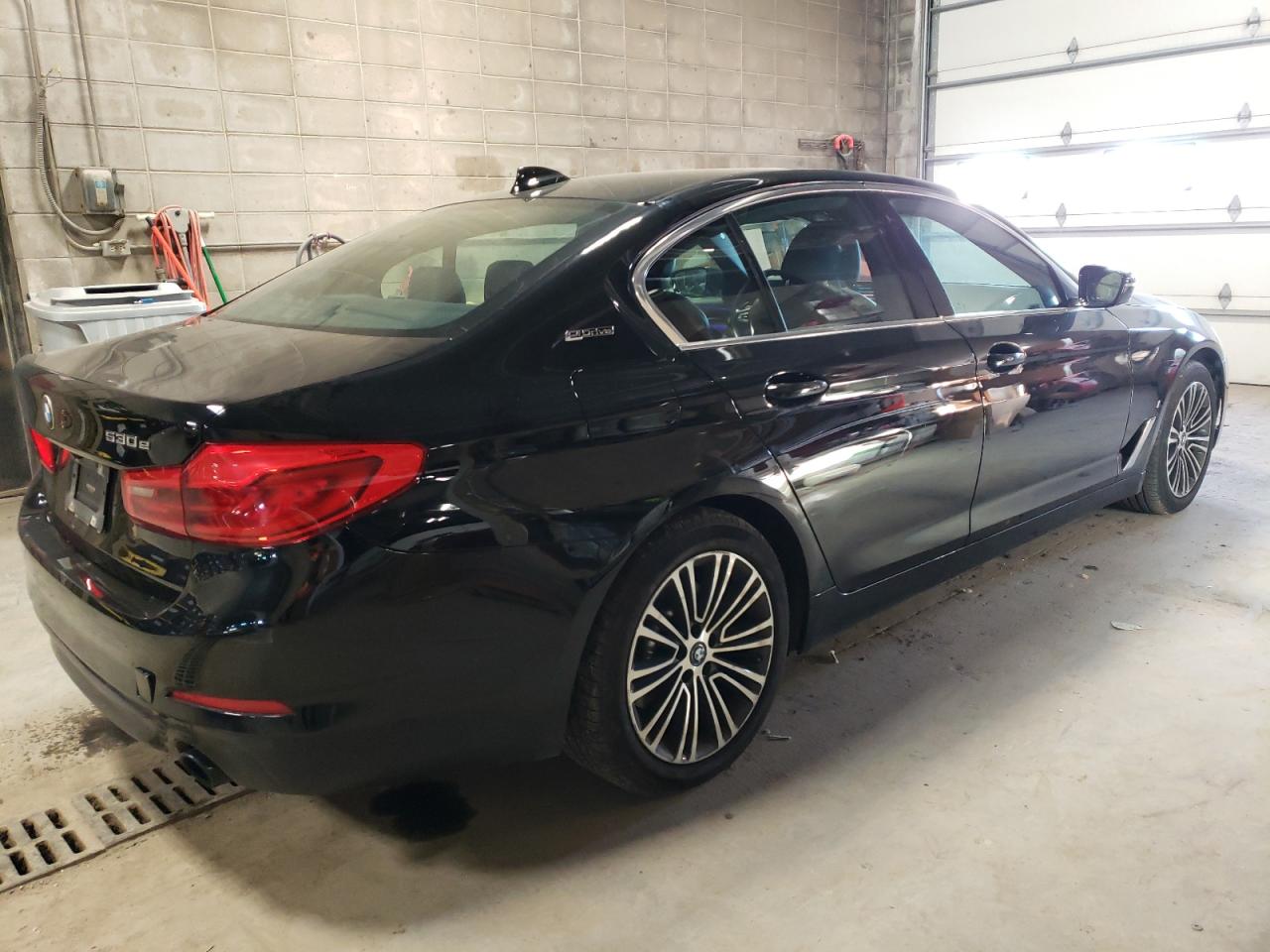 Изображение 3 2019 BMW 530XE  2019 с VIN WBAJB1C59KB375854