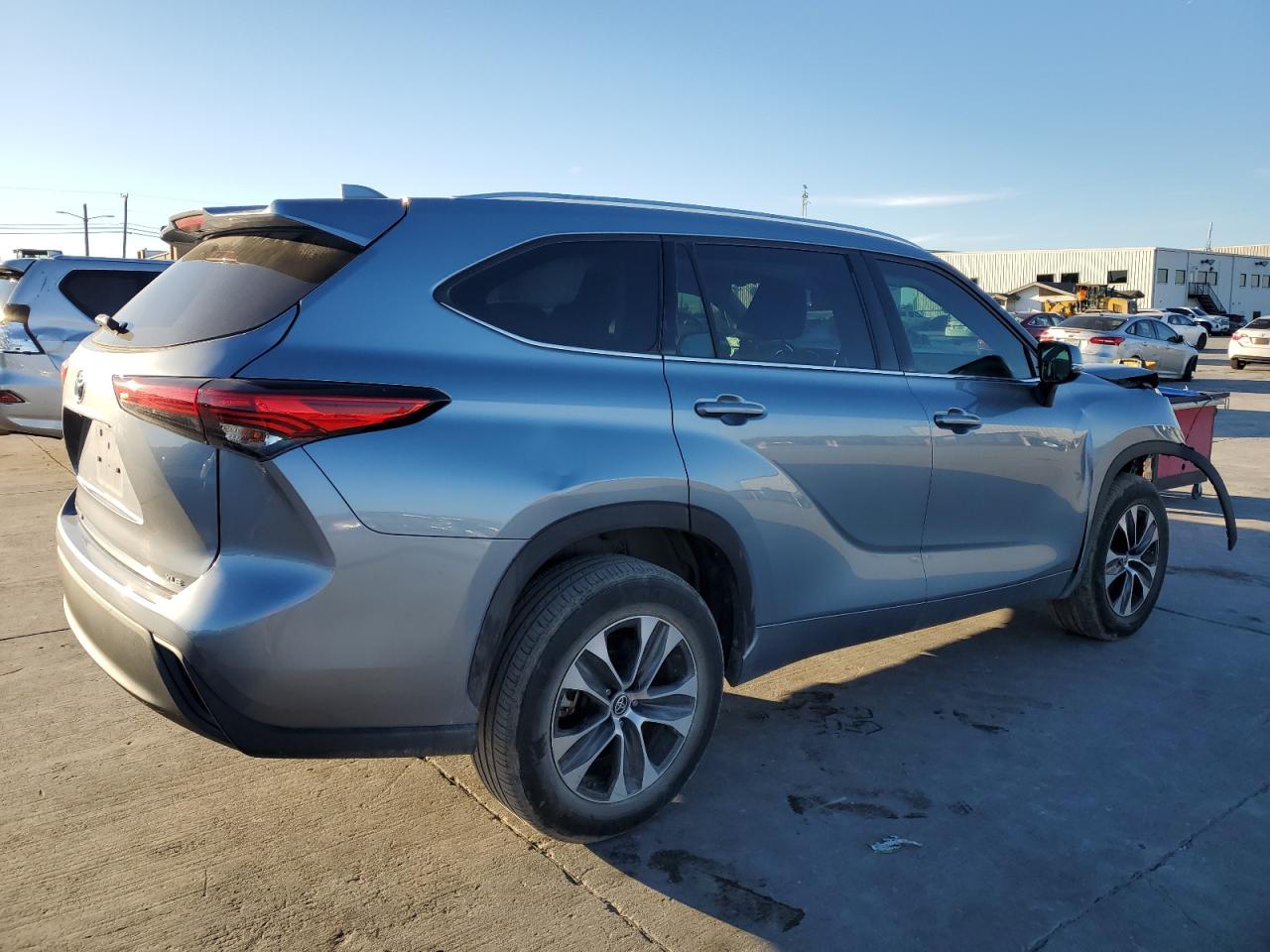 Image 3 of 2020 TOYOTA HIGHLANDER XLE 2020 with VIN 5TDGZRAH7LS023841