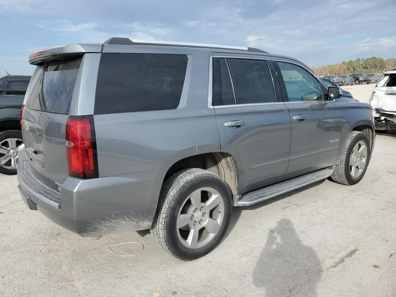 Image 3 of 2019 CHEVROLET TAHOE C1500 PREMIER 2019 with VIN 1GNSCCKCXKR350718